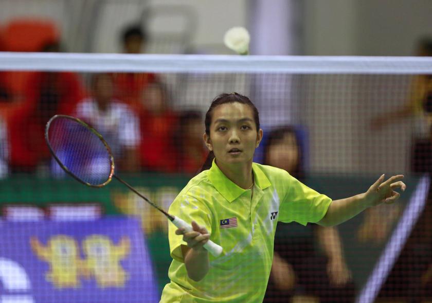 Lai Pei Jing of Malaysia competes against Thailand's Puttita Supajirakul in the badminton event during the 27th SEA Games at the Wunna Theikdi indoor stadium in Naypyitaw December 10, 2013. u00e2u20acu201d Reuters pic