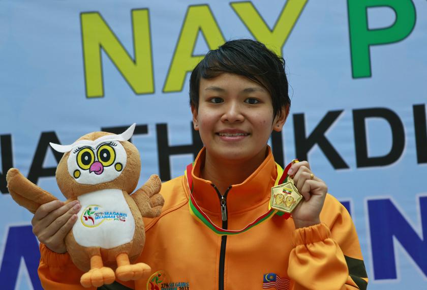 Cheong Jun Hoong of Malaysia poses with her gold medal after winning the women's 3m springboard synchronized final at the 27th SEA Games in Naypyitaw December 18, 2013. u00e2u20acu201d Reuters pic