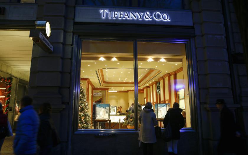 Swatch Group said a Dutch court has sentenced Tiffany &Co;. to pay it 402 million Swiss francs in damages in a lawsuit following the end of a collaboration between the two groups. u00e2u20acu201d Reuters pic