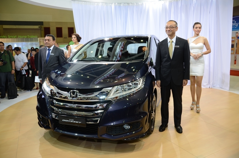 Mr Y. Ueno (right), MD of Honda Malaysia with the new Odyssey. u00e2u20acu201d Photo by YS Khong