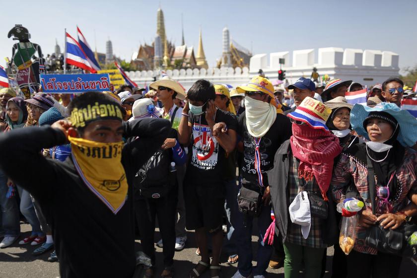 Anti-government protesters put face masks on as they gather outside the Defence ministry in central Bangkok January 15, 2014. -- Reuters pic