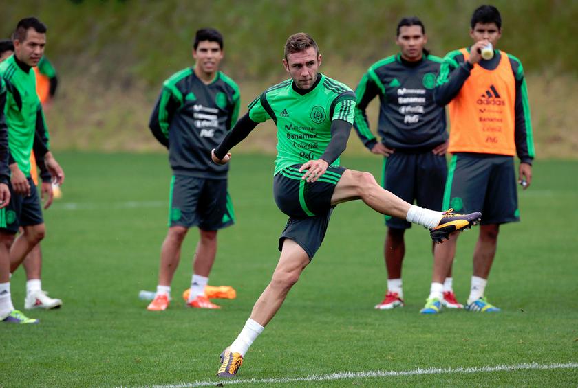 Mexico's Miguel Layun is watched by his team mates as he kicks a ball at a training session for their 2014 World Cup qualifying playoff second leg soccer match against New Zealand in Wellington November 17, 2013. u00e2u20acu201d Reuters pic
