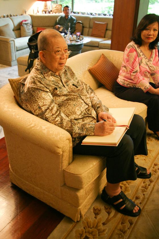 Ong Boon Hua, alias Chin Peng, the 'homeless' 85-year-old former secretary-general of the Communist Party of Malaya (CPM), died at 6.20am in a Bangkok hospital this morning. — Picture by Debra Chong