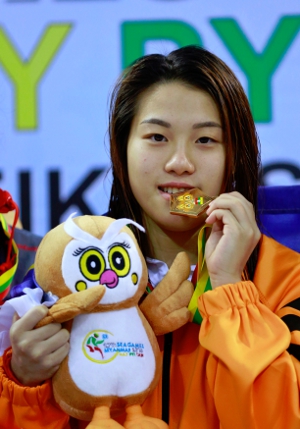 Malaysia's Ng Yan Yee poses with her gold medal after winning the women's synchronised 3m springboard final during the 27th Southeast Asian (SEA) Games in Naypyitaw December 20, 2013. u00e2u20acu201d Reuters pic