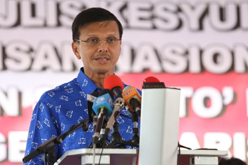 Dato Raja Nong Chik giving a speech. u00e2u20acu201d Picture by Saw Siow Feng