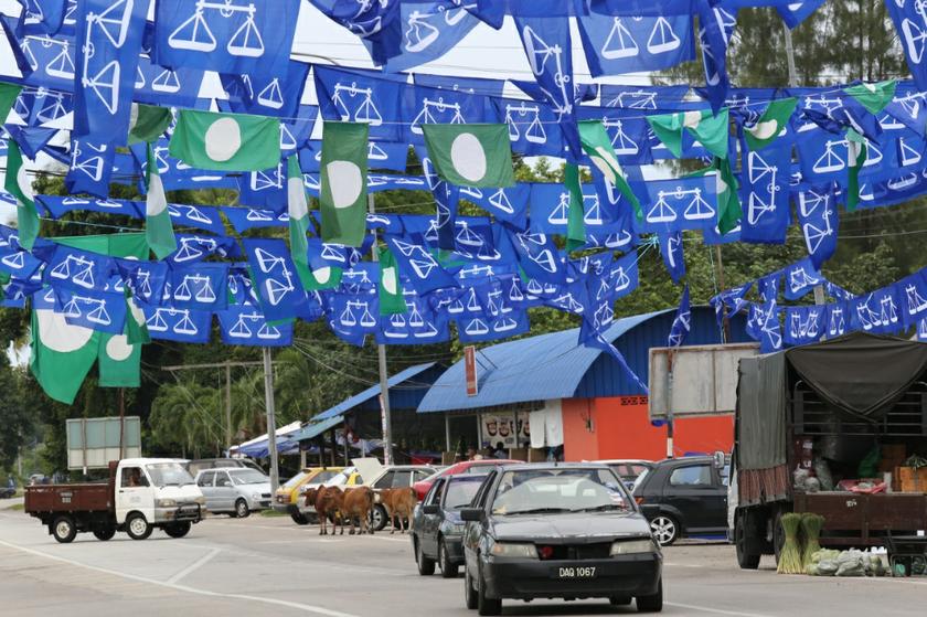 Barisan National and Pas Flag all around at Jalan T7, Pasar Borong Kuala Besut. u00e2u20acu201c Picture by Saw Siow Feng