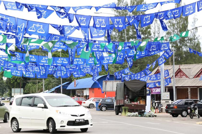 Barisan National and Pas Flag all around at Jalan T7, Pasar Borong Kuala Besut. u00e2u20acu201c Picture by Saw Siow Feng