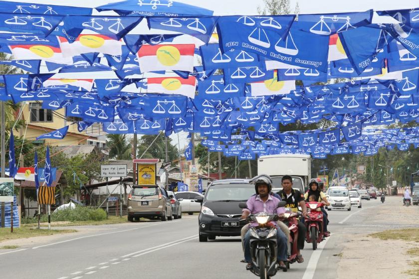 Barisan National flags all around at Jalan T7, Pasar Borong Kuala Besut. u00e2u20acu201c Picture by Saw Siow Feng