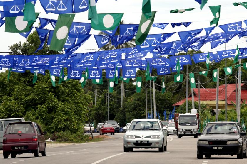Barisan National and Pas Flag all around at Jalan T7, Pasar Borong Kuala Besut. u00e2u20acu201c Picture by Saw Siow Feng