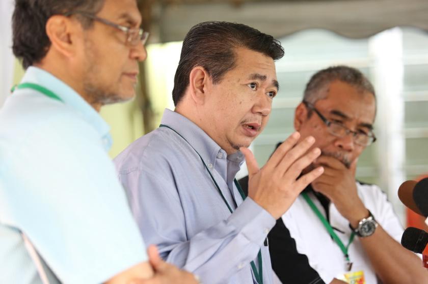 PAS vice-president Salahuddin Ayub (centre) tacitly agreed to the plan, saying it is important in Islam to streamline the ideology, especially since the practice of the religion has long been adopted as part and parcel of Malay culture. — Picture by Saw Siow Feng