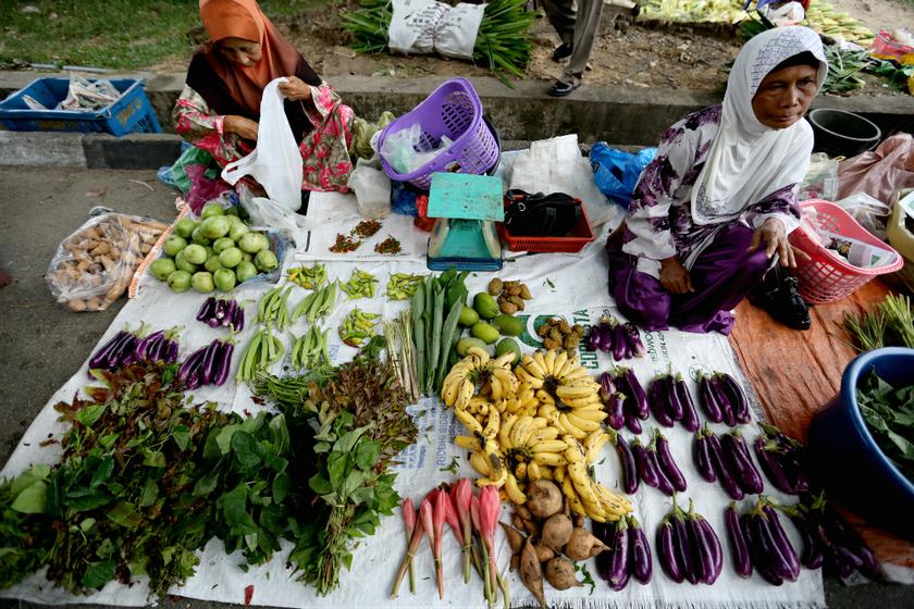 People buy new cloth, scarf, and food for Hari Raya at Pasar Tani Kuala Besut, July 16, 2013. u00e2u20acu201d Picture by Saw Siow Feng