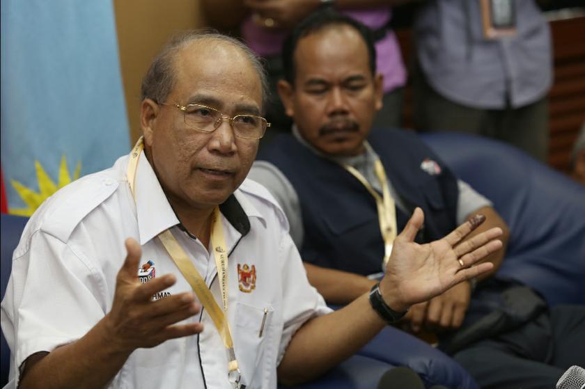 Election Commission deputy chairman Datuk Wan Ahmad Wan Omar visit TUDM Gong Kedak, July 20, 2013. u00e2u20acu201c Picture by Saw Siow Feng 