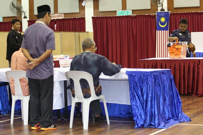 Barisan National candidate Tengku Zaihan Che Ku Abdul Rahman visit TUDM Gong Kedak. u00e2u20acu201c Picture by Choo Choy May