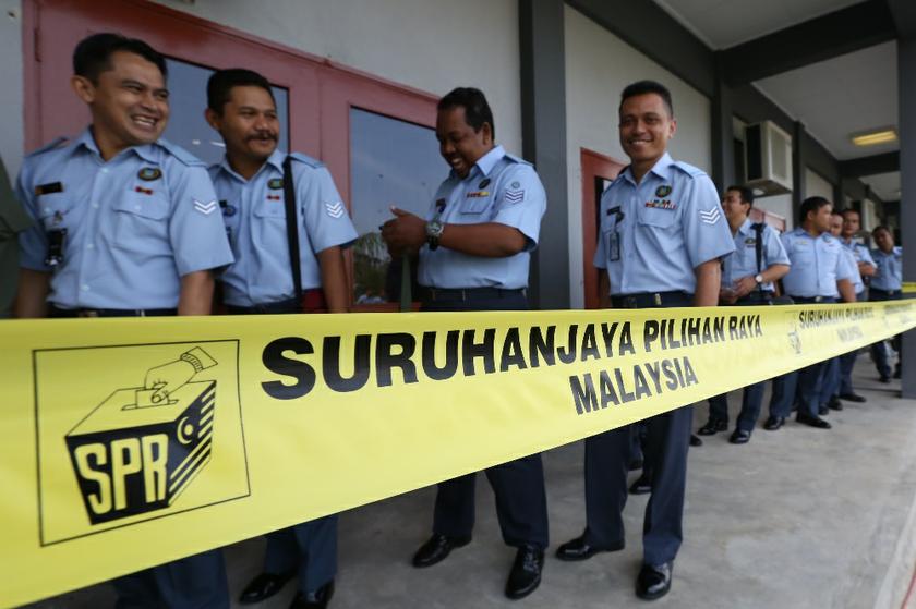Voters line up to vote at TUDM Gong Kedak. u00e2u20acu201c Picture by Saw Siow Feng