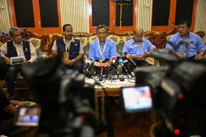 Election Commission chairman Tan Sri Abdul Aziz Mohd Yusof hold a press conference at Dewan Majlis Daerah Besut. u00e2u20acu201c Picture by Saw Siow Feng