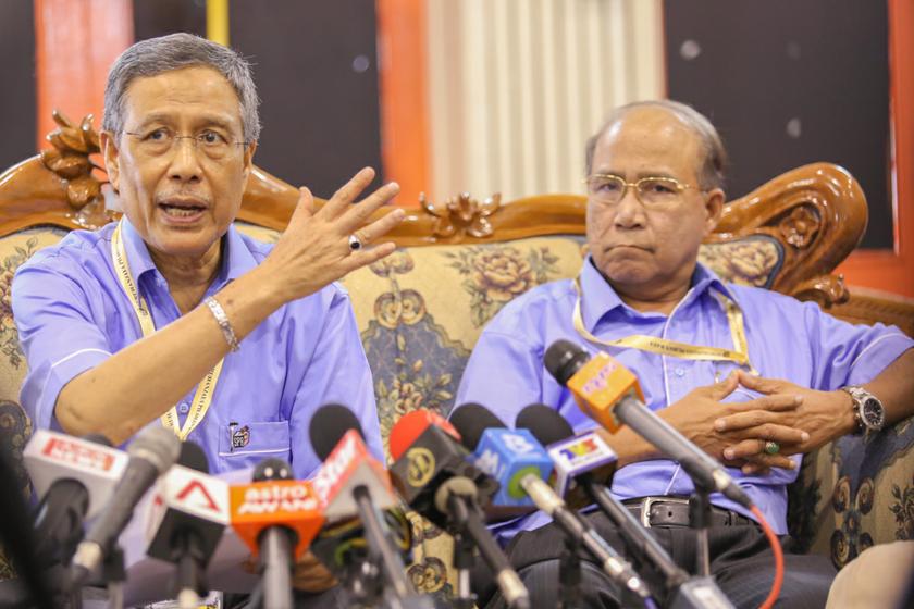 Election Commission chairman Tan Sri Abdul Aziz Mohd Yusof hold a press conference at Dewan Majlis Daerah Besut. u00e2u20acu201c Picture by Saw Siow Feng