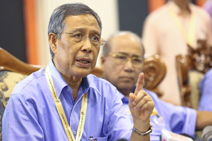 Election Commission chairman Tan Sri Abdul Aziz Mohd Yusof hold a press conference at Dewan Majlis Daerah Besut. u00e2u20acu201c Picture by Saw Siow Feng