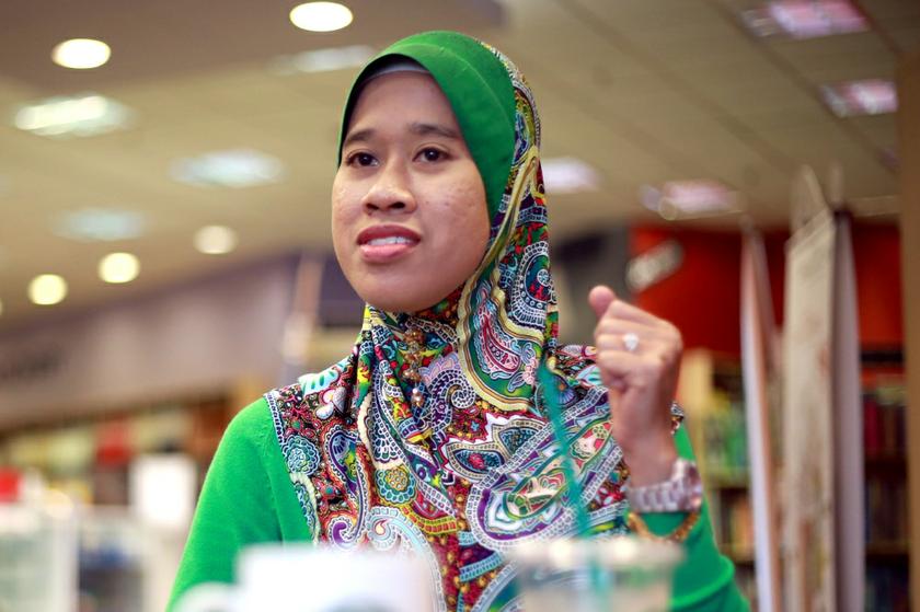 Bookstore manager Nik Raina, who recently marked her sixth year with Borders, was worried that her Muslim staff may suffer the same fate as her.  u00e2u20acu201c Picture by Saw Siow Feng