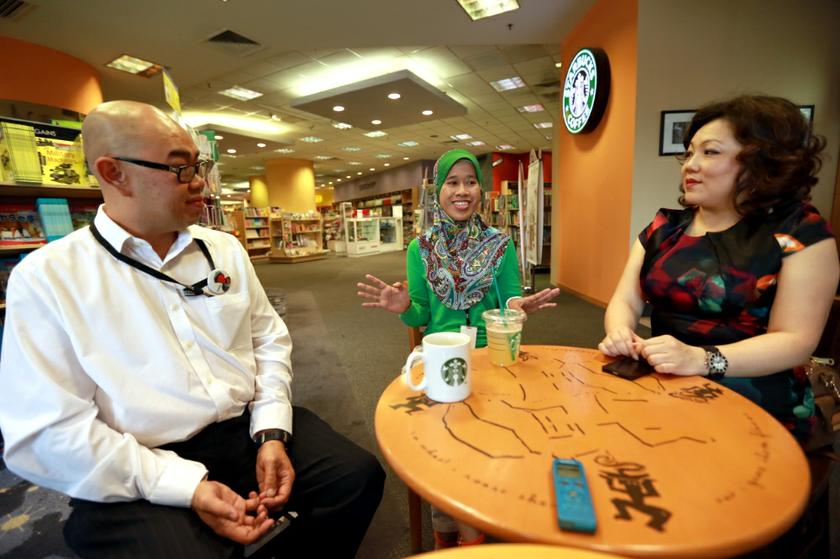 Despite the civil court victory in March this year, Berjaya Books COO Yau Su Peng (right) said Borders is still waiting for JAWI to officially drop the charge against Nik Raina (centre) in the Syariah court. With them is Borders' Stephen Fung.