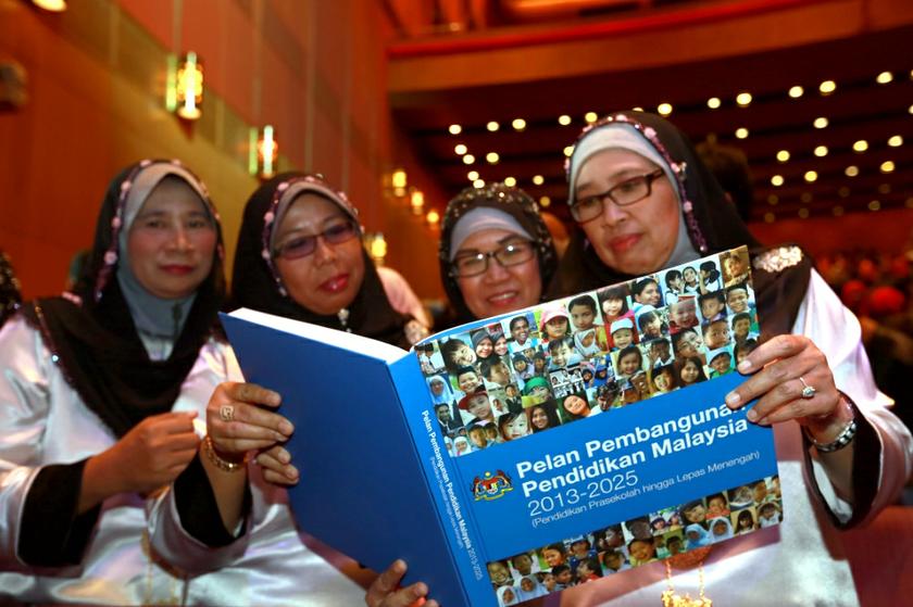 Members of the public inspect the Education Blueprint final report thats was launched by Deputy Prime Minister Tan Sri Muhyiddin Yassin at the Plenary Hall, Kuala Lumpur Convention Centre September 6, 2013. u00e2u20acu201c Picture by Saw Siow Feng 