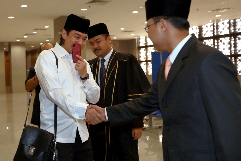  Datuk Seri Mahmud Abu Bekir Abdul Taib arrive Kuala Lumpur Syariah Court, October 11, 2013. u00e2u20acu201d Picture by Saw Siow Feng
