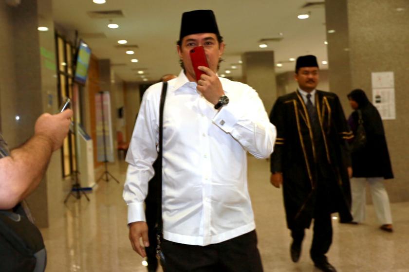  Datuk Seri Mahmud Abu Bekir Abdul Taib arrive Kuala Lumpur Syariah Court, October 11, 2013. u00e2u20acu201d Picture by Saw Siow Feng