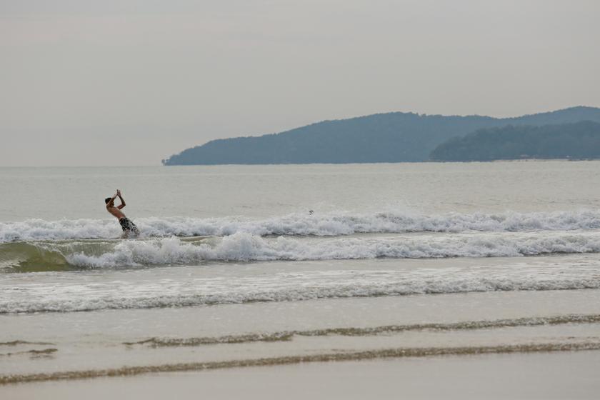 Tanjung Aru Beach. u00e2u20acu201du00c2u00a0Picture by Saw Siow Feng