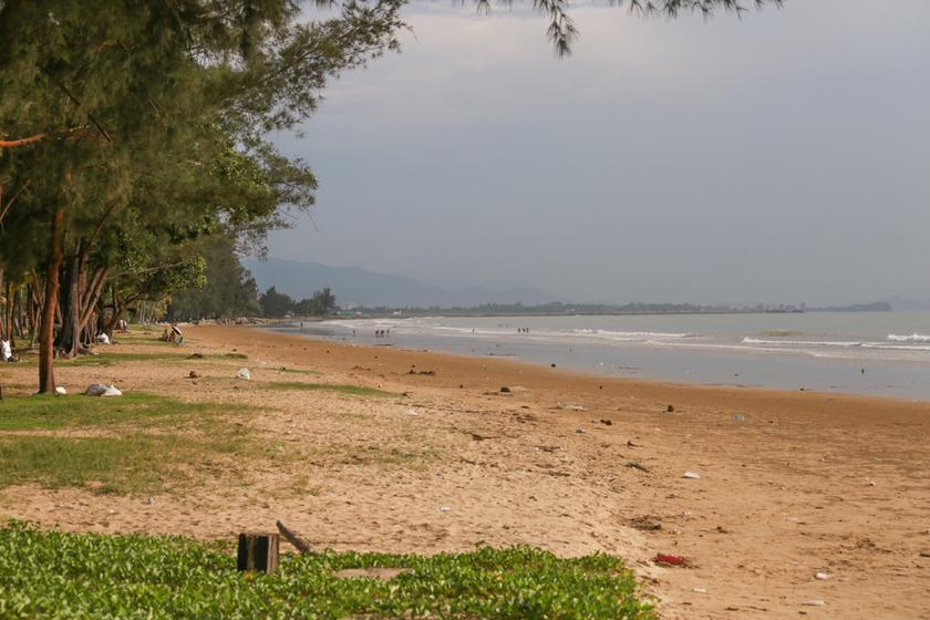 Tanjung Aru Beach. u00e2u20acu201d Picture by Saw Siow Feng