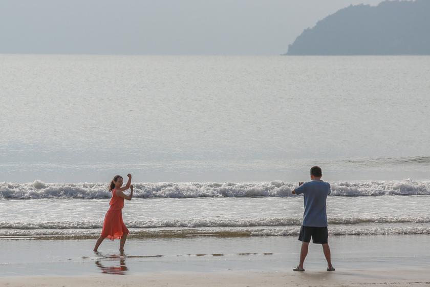 Tanjung Aru Beach. u00e2u20acu201d Picture by Saw Siow Feng