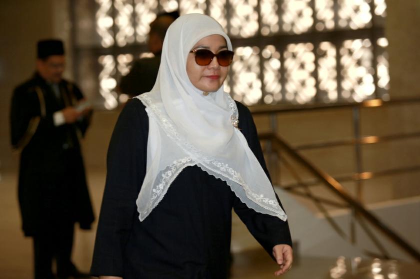 Shahnaz Abdul Majid arrives at Kuala Lumpur Syariah Court.