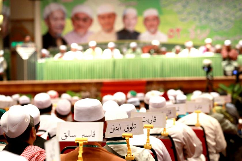 PAS members attending the PAS Ulama Muktamar at Dewan Banquet MBSA, Shah Alam, November 21, 2013. u00e2u20acu201d Picture by Saw Siow Feng