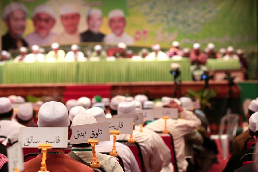 PAS members attending the PAS Ulama Muktamar at Dewan Banquet MBSA, Shah Alam, November 21, 2013. u00e2u20acu201d Picture by Saw Siow Feng