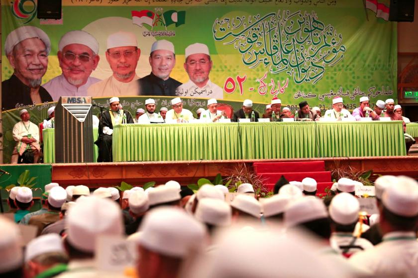 PAS members attending the PAS Ulama Muktamar at Dewan Banquet MBSA, Shah Alam, November 21, 2013. u00e2u20acu201d Picture by Saw Siow Feng