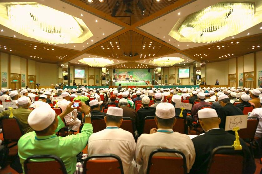 PAS members attending the  PAS Ulama Muktamar at Dewan Banquet MBSA, Shah Alam, November 21, 2013. u00e2u20acu201d Picture by Saw Siow Feng