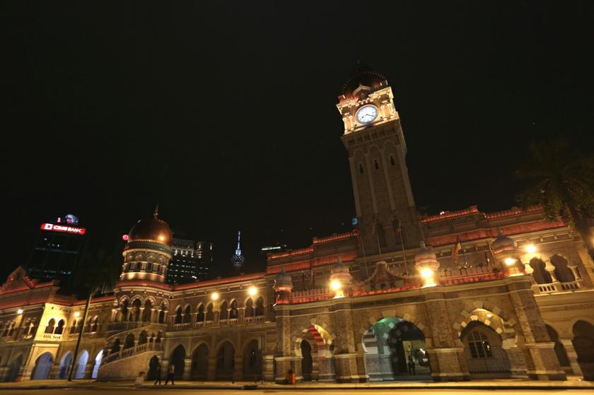 The Sultan Abdul Samad building at night.