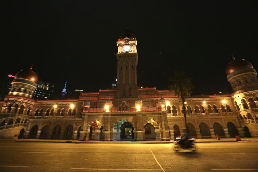 The Sultan Abdul Samad building at night.