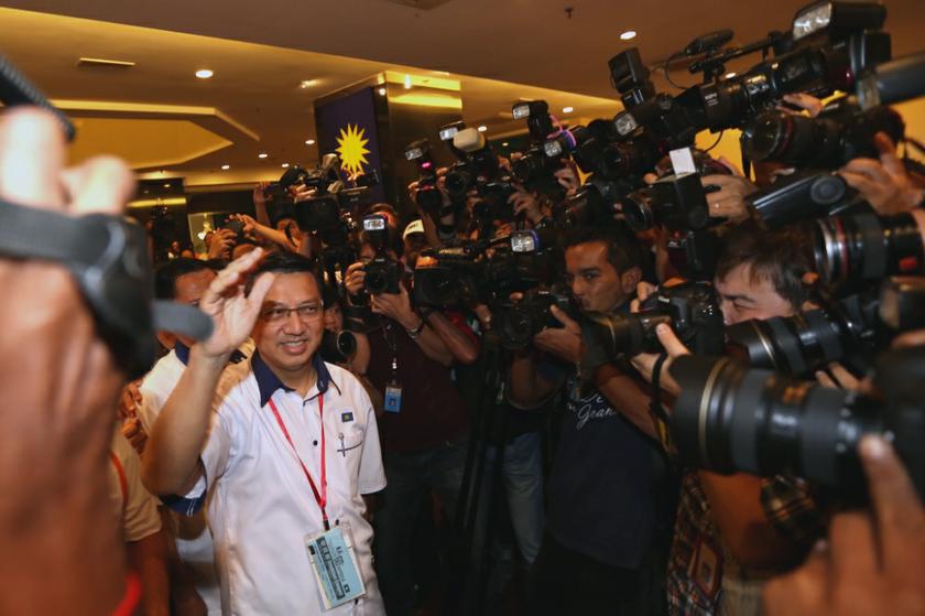 Datuk Seri Liow Tiong Lai waves to reporters after the MCA party election results were announced. u00e2u20acu201d Picture by Saw Siow Feng