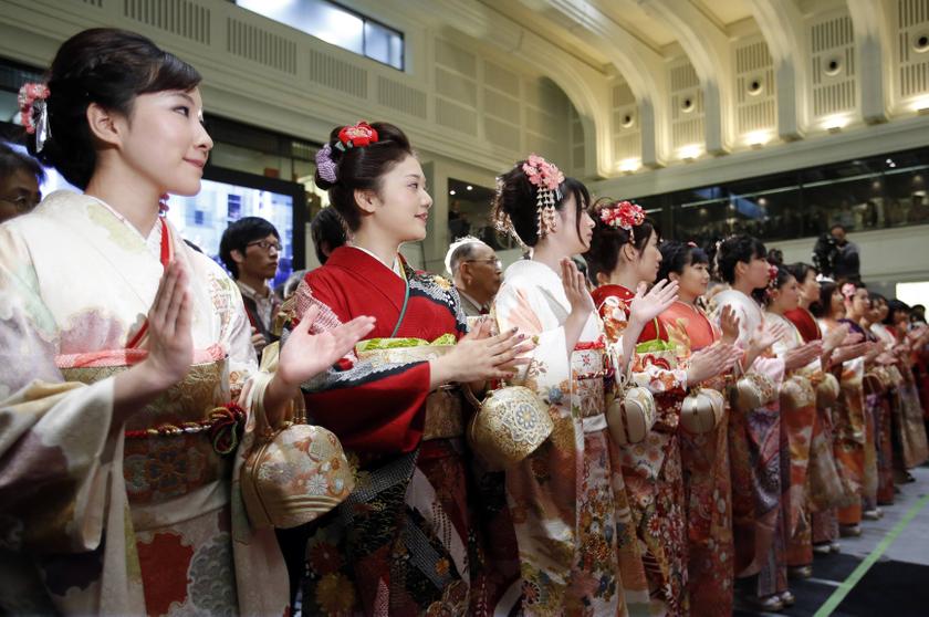 Women, dressed in ceremonial kimonos, clap during the New Year opening ceremony at the Tokyo Stock Exchange (TSE), held to wish for the success of Japanu00e2u20acu2122s stock market, in Tokyo January 6, 2014. u00e2u20acu201d Reuters pic