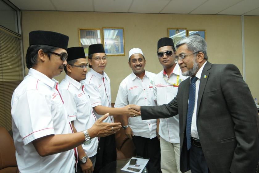 Abdul Malik (right) meets Balik Pulau Perkasa members at the state's administrative offices on level three in Komtar. u00e2u20acu201d Picture by K.E. Ooi