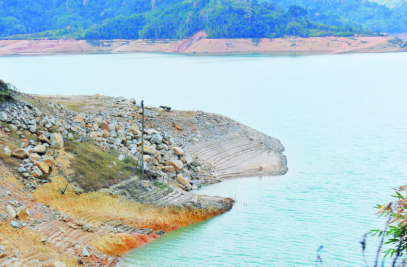The Sungai Selangor dam could see its water reserve fall further if the heatwave persists. u00e2u20acu201d Picture by Zuraneeza Zulkifli