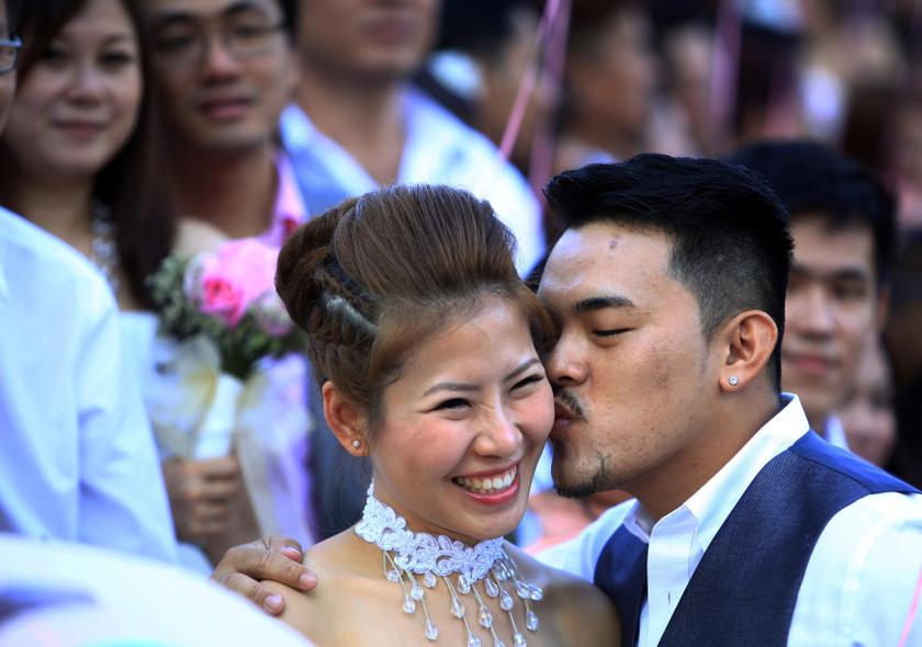 A newly-wed couple kiss during a photography session at Thean Hou temple in Kuala Lumpur February 14, 2014. u00e2u20acu201d Reuters pic