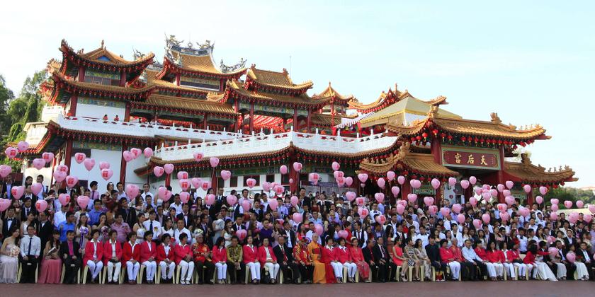 Newly-wed couples pose for pictures at Thean Hou temple in Kuala Lumpur February 14, 2014. u00e2u20acu201d Reuters pic