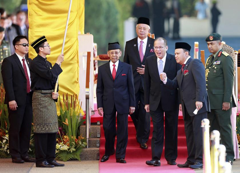 Philippines President Benigno Aquino (3rd R) prepares to inspect an honour guard with Malaysia's Prime Minister Najib Razak (C) and King Abdul Halim during a state welcoming ceremony outside the Parliament house in Kuala Lumpur February 28, 2014. u00e2u20acu201d Reut