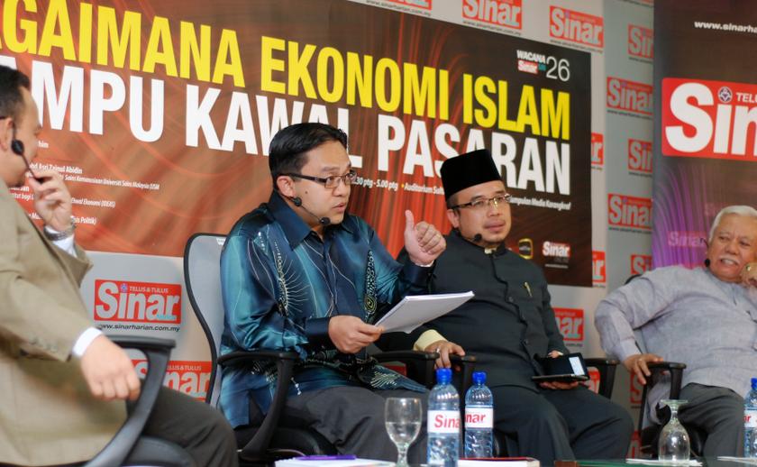 Wan Saiful Wan Jan, executive director IDEAS (in blue) explains a point at the 'How Islamic Economy can handle the market' forum by Sinar Harian in Shah Alam. u00e2u20acu201d Picture by Mohd Yusof Mat Isan
