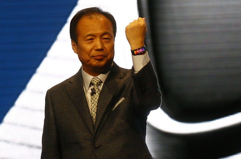 Samsung Electronics president and CEO head of IT and mobile and communication division JK Shin presents a Gear Fit smartphone at a press conference at the Mobile World Congress in Barcelona, February 24, 2014 AFP