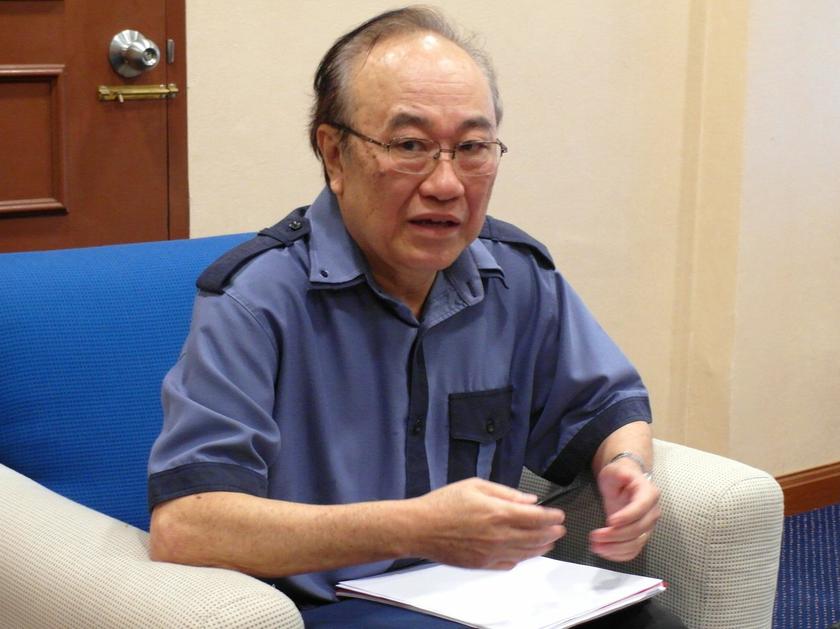 Datuk Paul Low holding a press conference on February 15, 2014, after a seminar on corruption at the Malaysian Institute of Intergrity. u00e2u20acu201d Picture by Zurairi AR