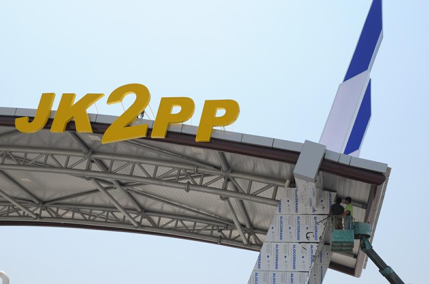 A contractor putting the finishing touch to the  Penang second bridge toll plaza at Bukit Tambun. The bridge will be official open on this Saturday, February 26, 2014. u00e2u20acu201d Picture by K.E. Ooi