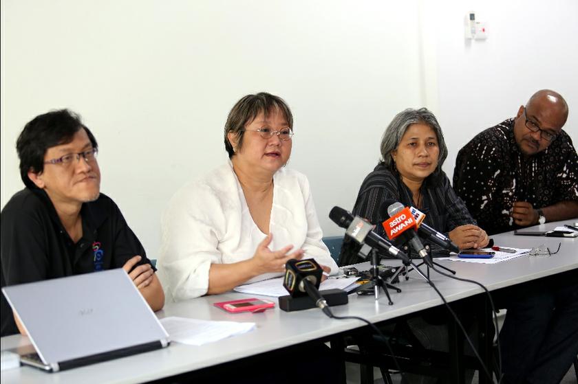 Representatives from Comango, (from left to right) Yap Swee Seng (Suaram), Honey Tan (EMPOWER), Angela Kuga Thas (KRISS) and Jerald Joseph (Pusat Komas) at the u00e2u20acu02dcStop Incitement to Violence Against Human Right Defendersu00e2u20acu2122press conference at Dignity Inte