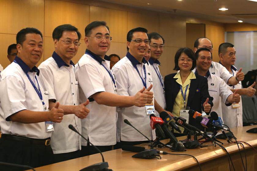 MCA President Dato' Sri Liow Tiong Lai (fourth from left) and other party members post for a photograph after todayu00e2u20acu2122s Extraordinary General Meeting (EGM) in which MCA voted overwhelmingly to accept all government posts, including jobs as ministers. u00e2u20acu201d 
