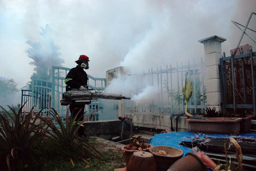 A Health Ministry official carries out fogging to kill Aedes mosquitoes in Section 27, Shah Alam, Selangor on February 20, 2014. u00e2u20acu201d Picture by Mohd Yusof Mat Isa